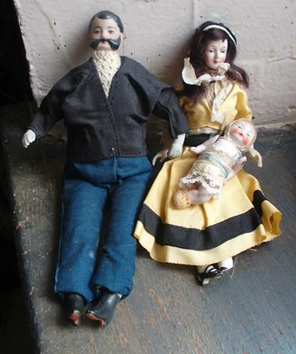 3 Mignonettes biscuit couple & bébé type parian pour maison de poupée - Photo 1/4