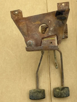 Pedales de embrague y freno Galaxie 1963-64 Mercury Marauder debajo del tablero manual de 4 velocidades Foto 1 de 4