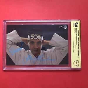 CBCS SS 9.6 COBRA KAI Karate Kid Saga 1 firmado RALPH MACCHIO BANZAI NYCC variante - Imagen 1 de 6