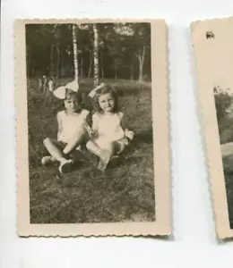 altes Foto Mädchen im Grünen, 1950er, 1960er, 9x6cm - Bild 1 von 1