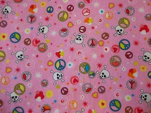 Hoja de franela hecha a mano .cuna rosa con cráneo, tibias cruzadas/niña - Imagen 1 de 2