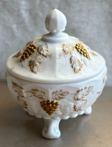 WESTMORELAND Glass Company getäfelte Traube Milch Glas Puffbox Gold Süßigkeitenschale 5" - Bild 1 von 6