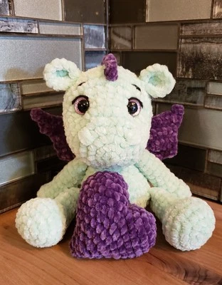 Crochet Dragón y Corazón Hecho a Mano Amigurumi Get Well Regalo Chenille 10" Alto Foto 1 de 4