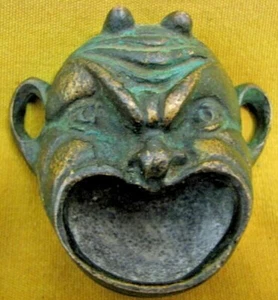 CENICERO DE CIGARRILLO DE LATÓN ARTE VERDOSO DEMONIO DE COLECCIÓN ISRAELÍ RARO - Imagen 1 de 1