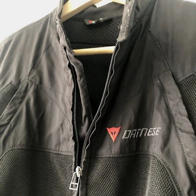 Chaqueta de motocicleta Dainese de malla de nailon negra Armor Vent talla 50 peso medio ligero Foto 1 de 4