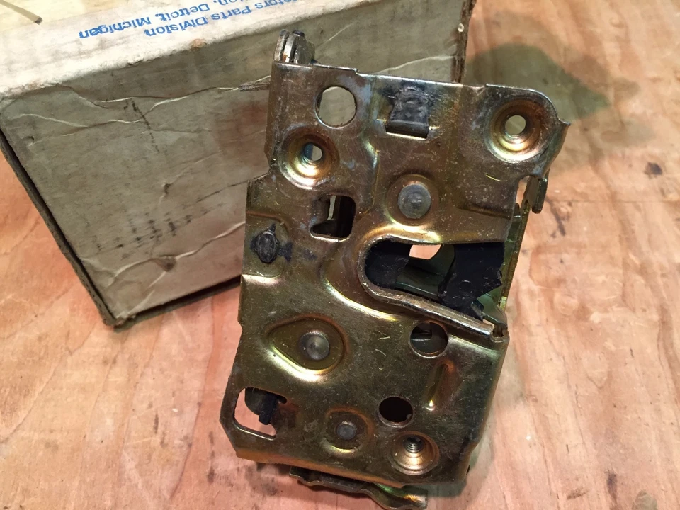 1982 83 84 Buick Skylark Century Skyhawk Nuevo de Lote Antiguo GM PESTILLO DE PUERTA DERECHA 20298866 Foto 1 de 2