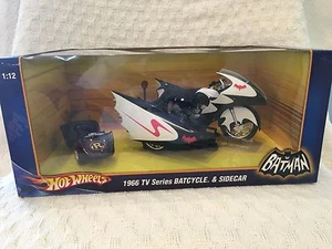 Hot Wheels Batman 1966 T.V. Serie BATCYCLE & SIDECAR scala 1:12 2009 NUOVE - Foto 1 di 7