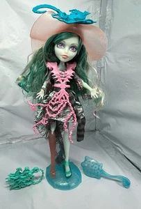 Monster High Haunted Student Spirits Vandala Doubloons With Bag, & Stand - Picture 1 of 9