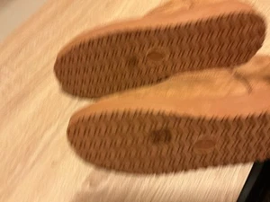 Women’s Uggs - Picture 1 of 3