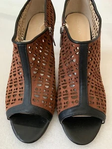 Calvin Klein Damen-Wildlederstiefeletten zehenfrei im Käfig/Absatz cognac/schwarz 11 M - Bild 1 von 12