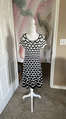 Vestido Suéter CeCe by Cynthia Steffe Elastizado Negro Blanco Calce Festoneado Acampanado S Foto 1 de 3