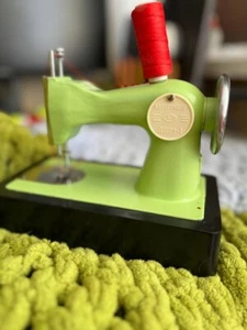 WORKING! Vintage Soviet mini Sewing Machine USSR Children Toy Green Metal ДШМ-1 - Picture 1 of 11