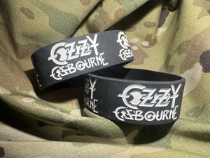 2x OZZY R.I.P (GLOW IN THE DARK) Silikonarmbänder, 1" breit, Veteranenbetrieb - Bild 1 von 2