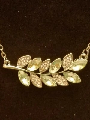 US SELLER BEAUTIFUL GREEN PERIDOT & WHITE SAPPHIRE SIMULATED LEAF NECKLACE - Image 1 of 4