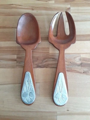 Tenedor y cuchara de madera vintage para servir ensaladas con asas de metal martillado en relieve Foto 1 de 4