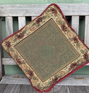 Cuscino decorativo da lancio, pigne natalizie, 15” x 15” - Foto 1 di 5