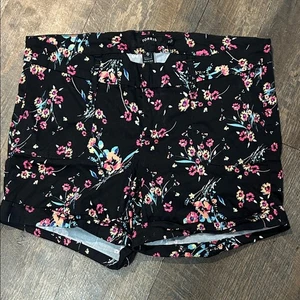 Torrid Damengröße 12 Satin Sonnenaufgang Garten Shorts Bündchen schwarz Blumenmuster vorne flach - Bild 1 von 6