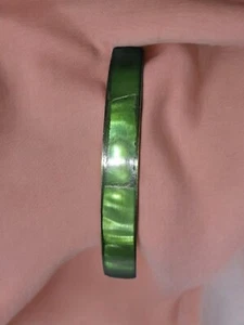 VINTAGE Armreif smaragdgrün Muschel gemustert geschnitten Messing innen hübsch. - Bild 1 von 12