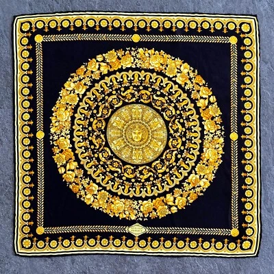 Cachecol Gianni Versace gola de seda estampa barroca tamanho 16,5" em preto e dourado - Imagem 1 de 4