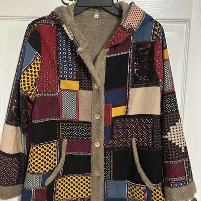 Chaqueta con Capucha Forrada de Piel Sin Marca Ligera Con Bolsillos Talla Mediana Usada en Excelente Condición Foto 1 de 4