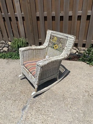 Sillón antiguo de mimbre Foto 1 de 4