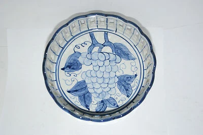 Plato de porcelana azul blanco perforado pintado a mano de cerámica artística vintage diseño de uvas Foto 1 de 4