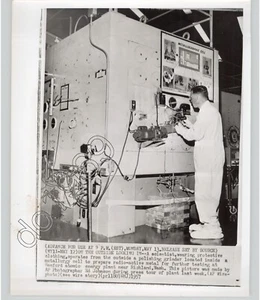 Uniforme de protección científico de radiación expuesto @ central eléctrica atómica 1957 foto de prensa - Imagen 1 de 2