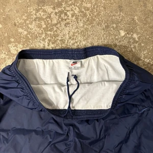 Vintage Nike Tonal Swoosh Track Pants Nylon Windbreaker Jogginghose Baggy Navy 90s - Bild 1 von 7
