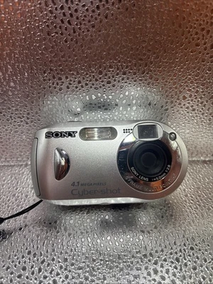 Cámara digital Sony Cyber Shot DSC-P41 plateada - para piezas/reparación - leer Foto 1 de 4
