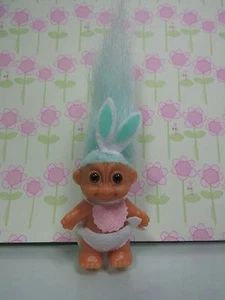 CONEJITO BEBÉ DE PIE DE PASCUA - 2" Muñeca Russ Troll - NUEVA EN BOLSA ORIGINAL - Imagen 1 de 7