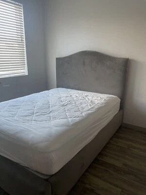 ¡Cama Queen Pottery Barn de marca! Foto 1 de 4