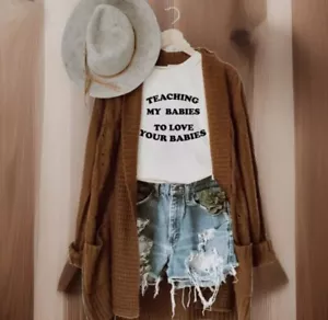 TEACHING MY BABIES T-shirt maglietta grafica media bianca Bella+tela citazione new age - Foto 1 di 8