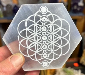 "Placa de carga de selenita de 4"" con chakra y símbolos de semilla de vida" - Imagen 1 de 6