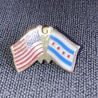 US & Chicago Flags Enamelled Metal Pin Badge In VGC (1847)