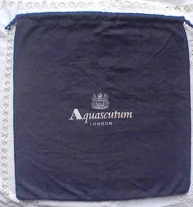 BOLSA ANTIPOLVO CON CORDÓN ACQUASCUTUM AZUL OSCURO 15.5" X 17" LETRAS PLATEADAS M11 - Imagen 1 de 3
