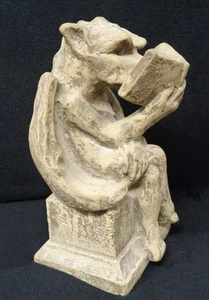 Figura de 8" de gárgola de hormigón leyendo un libro 'El gusano de biblioteca' - Imagen 1 de 7