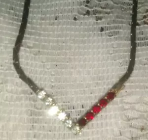 Collar Vintage Tono Plata Cadena Forma V Transparente y Rojo Estrás Diseño 18" * - Imagen 1 de 5
