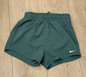Nike Girls Green Tempo Running Dri-Fit Training Shorts - Youth Medium - Picture 1 of 2