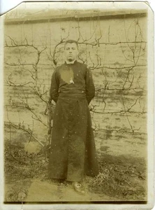 PHOTO amateur SNAPSHOT vers 1900, RELIGION un religieux prêtre curé pose - Picture 1 of 1