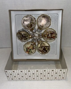 Lotto Set 6 Ornamenti Natalizi Vintage Plastica Hummel Con Scatola Made In Germany - Foto 1 di 4
