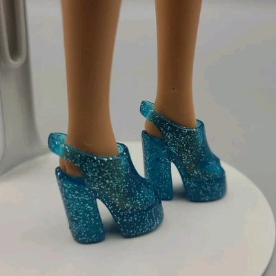 Boneca Barbie vintage azul claro prata glitter brilho robusto sapatos de salto plataforma  - Imagem 1 de 4