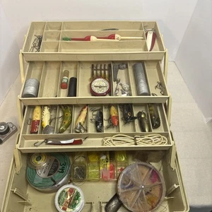 vintage tackle box with Wooden Lures, Heddon True Temper, South Bend And Others - Picture 1 of 11