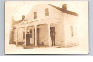 Hartwick NY Otsego County RPPC postal, personas, gatos, casa - Imagen 1 de 2