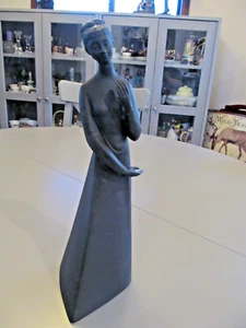 FIGURA SIMPATÍA ROYAL DOULTON 11 3/4" HN 2838 BASALTO NEGRO MUJER 1979 - Imagen 1 de 11