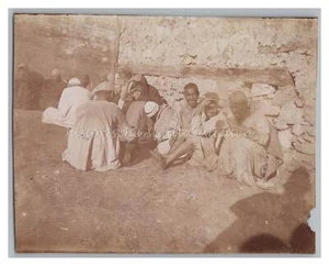 Helwan Helouan / Egipto 1902 - Retrato de hombres al borde de la carretera - foto 1900 - Imagen 1 de 2