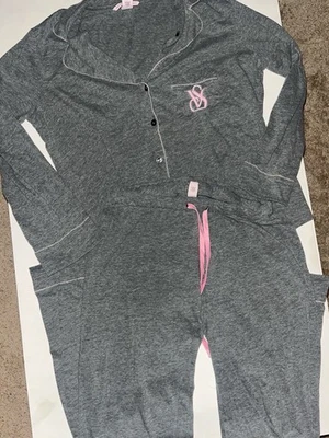 JUEGO DE PIJAMA VINTAGE PARA MUJER VICTORIA’S SECRET GRIS Y ROSA A JUEGO TALLA: S Foto 1 de 4