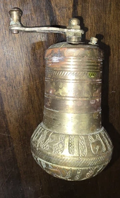 Molinillo miniatura vintage de especias estilo antiguo de 4" latón Hollyland dañado Foto 1 de 4