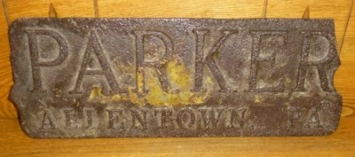 Placa de ferro fundido antiga áspera - PARKER - Allentown Pensilvânia - 16 1/4" x 6" - Imagem 1 de 4