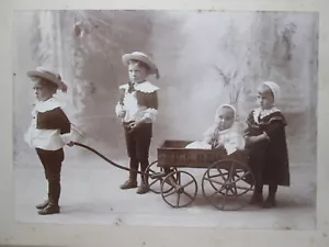 Foto de gabinete LG, niños y niñas tiran bebé en vagón de madera correo de EE. UU., Schmid NY, 1900 - Imagen 1 de 8