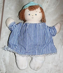 Stoff Stoff Stoffpuppe. Vintage. Garn Haare. 10,5" Stoffbody, blaues Kleid/Mützenwindel - Bild 1 von 3
